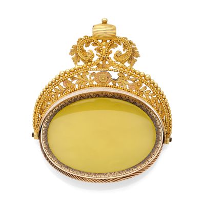 un cadenas ovale doré et jaune, surmonté d'une couronne