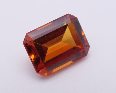 un saphir orange sur un fond blanc