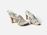 un gros plan sur une paire de chaussures pour femme posée sur une surface blanche