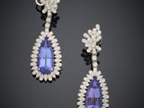 une paire de boucles d'oreilles en tanzanite et diamant