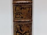 un vieux livre posé sur une table