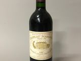 une bouteille de vin posée sur une table