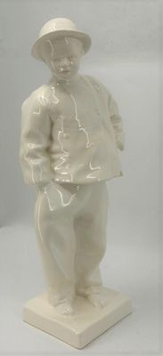 une statue blanche représentant un homme coiffé d'un chapeau