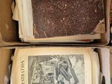 Des cartons remplis de livres et de papiers sont empilés les uns sur les autres