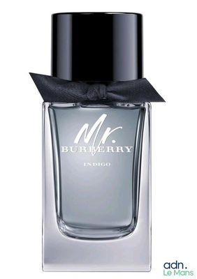 un flacon de parfum orné d'un nœud