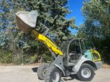 une pelleteuse montée à l'arrière d'un petit engin de chantier