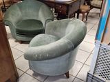 deux chaises vertes et une table dans une pièce