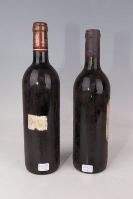 deux bouteilles de vin posées l'une à côté de l'autre sur une table