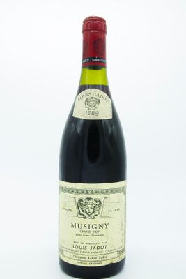 une bouteille de vin posée sur une table