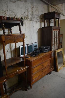 une pièce avec beaucoup de meubles et une télévision