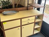 une armoire jaune sur laquelle est posé un saladier