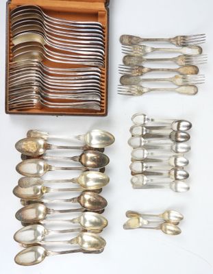 de nombreuses cuillères et fourchettes disposées sur une table