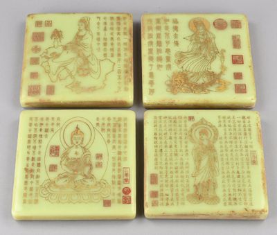 quatre carreaux jaunes et blancs ornés de caractères asiatiques