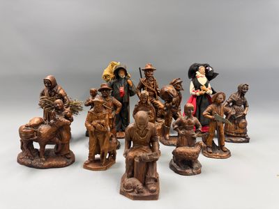 de nombreuses figurines posées sur une surface blanche