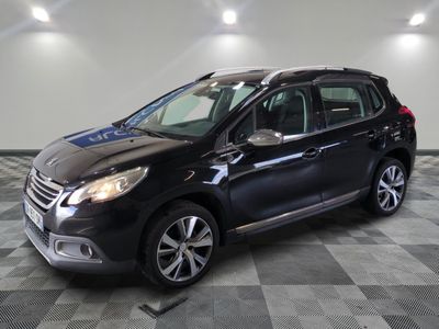 la voiture noire est garée sur un sol en damier dans le garage