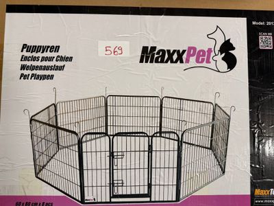 la boîte d'un parc pour chien avec un chat à l'intérieur