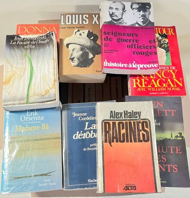 plusieurs livres sont empilés sur une table