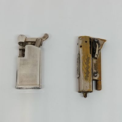 deux briquets posés sur une surface blanche