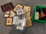 beaucoup d'objets posés sur le sol