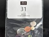 une photo d'un sac contenant des pierres de différentes couleurs posé sur une table
