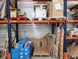 de nombreux cartons et boîtes sur les étagères de l'entrepôt