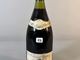 une bouteille de vin posée sur une table