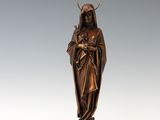 une statue en bronze représentant une femme coiffée d'une auréole