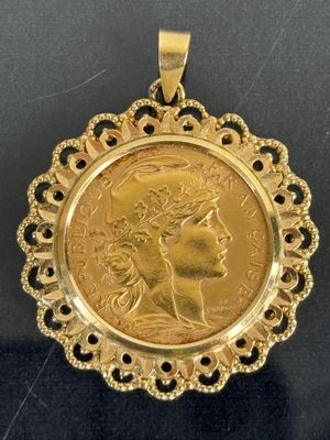 gros plan d'une pièce d'or portant un visage de femme