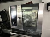 une image d'un four commercial dans une cuisine commerciale