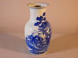 un vase bleu et blanc posé sur une table