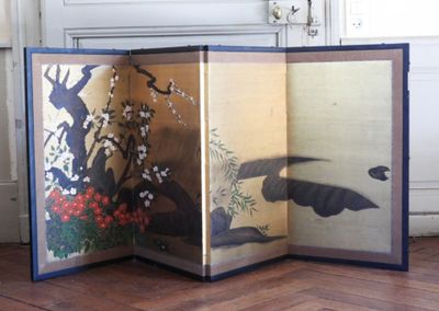 un paravent orné d'une peinture représentant des oiseaux et des fleurs