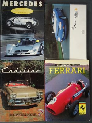 trois livres posés sur une table, avec une voiture et une Ferrari