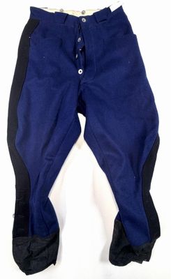 un pantalon bleu avec des bordures noires et des boutons sur fond blanc