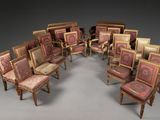 de nombreuses chaises disposées en cercle