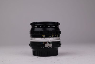 un gros plan sur l'objectif d'un appareil photo posé sur une table