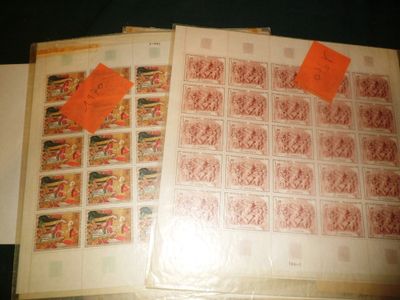 deux livres ornés de timbres, posés sur une table