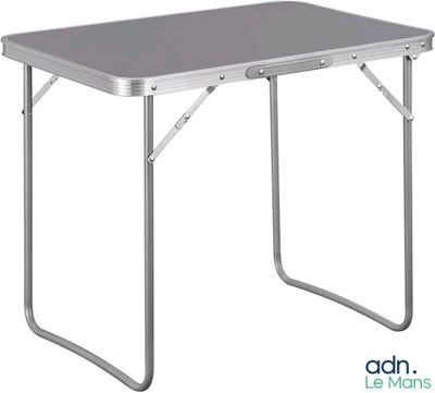 un gros plan d'une table sur fond blanc