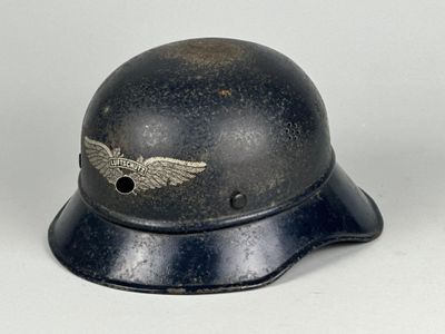 un casque orné d'un aigle sur le côté