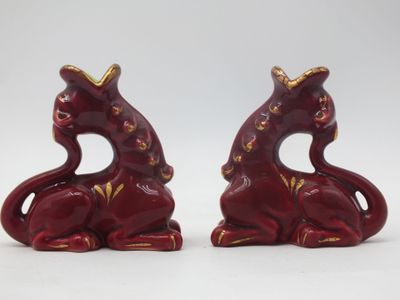 paire de figurines en céramique rouge représentant un lion coiffé d'une couronne