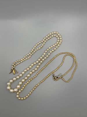 trois colliers de perles et une chaîne en or