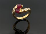 une image représentant une bague en or sertie d'un rubis et de diamants