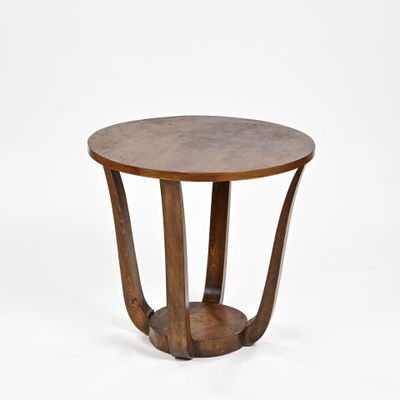 une table en bois avec un plateau rond et un piètement en bois