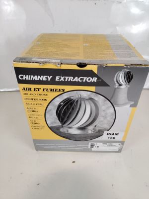 la boîte de l'extracteur de cheminée est ouverte sur la table