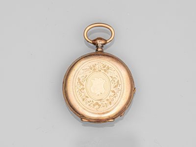 une montre de poche ancienne en or, dont le cadran représente le visage d'une femme