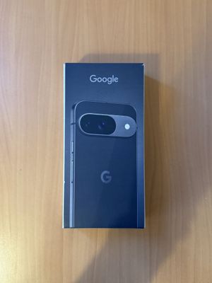 une boîte contenant un téléphone Google Pixel posée sur une table en bois