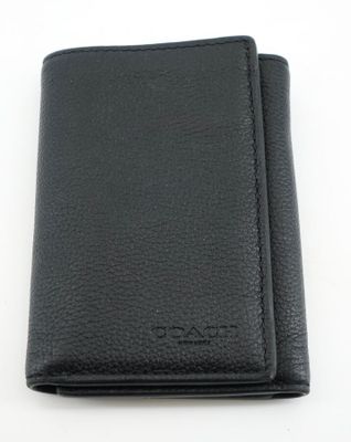 un gros plan d'un portefeuille en cuir noir posé sur une surface blanche
