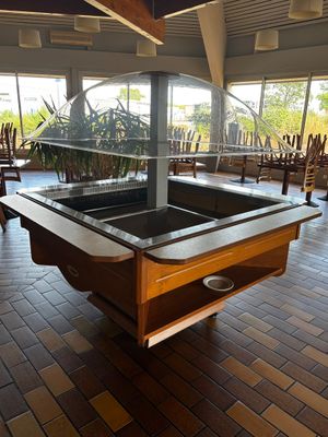 une table de billard au milieu d'une grande pièce