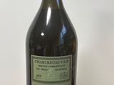 une bouteille de vin posée sur une table