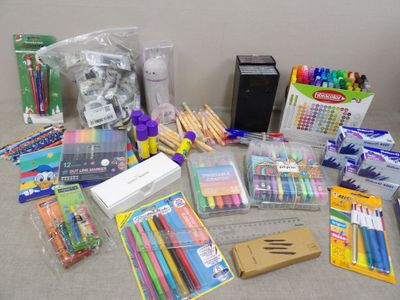 de nombreuses fournitures scolaires disposées sur une table