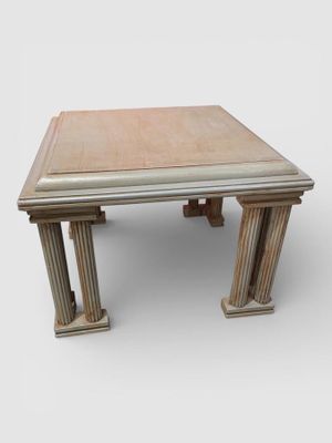 TABLE BASSE carré en bois peint, les pieds en forme de colonne cannelé